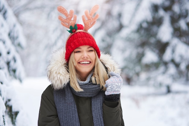 Glückliche schöne Frau in warmer Kleidung