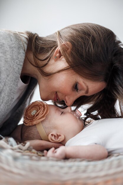 glückliche schöne mutter und baby drinnen