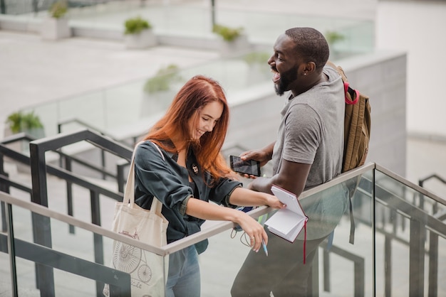 Kostenloses Foto glückliche schüler auf treppen