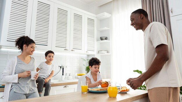 Glückliche schwarze Familie beim Frühstück