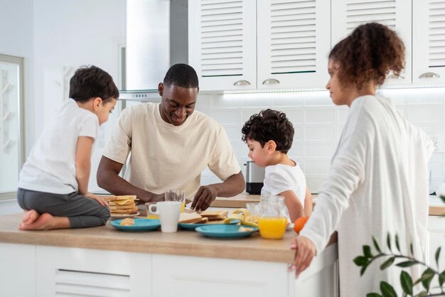 Glückliche schwarze Familie, die Essen zubereitet