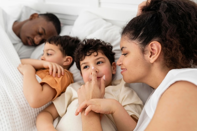 Glückliche schwarze Familie, die zusammen schläft