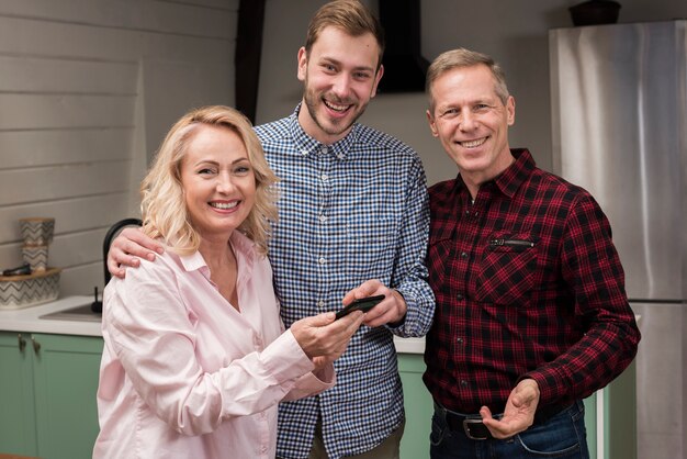 Glückliche smileyfamilie in der Küche