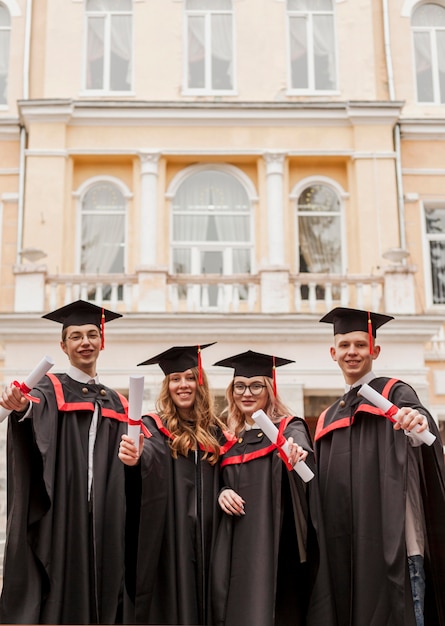 Glückliche Studenten bei der Abschlussfeier