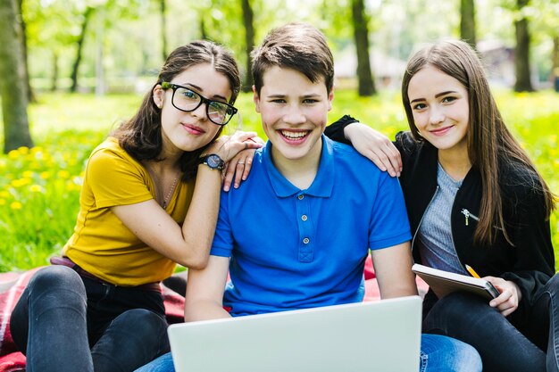 Glückliche Studenten posieren im Park