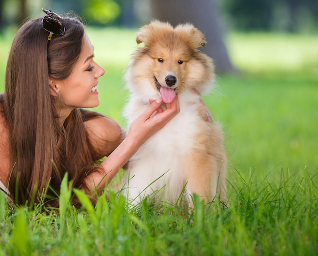 glückliche süße Frau mit Hund im Freien