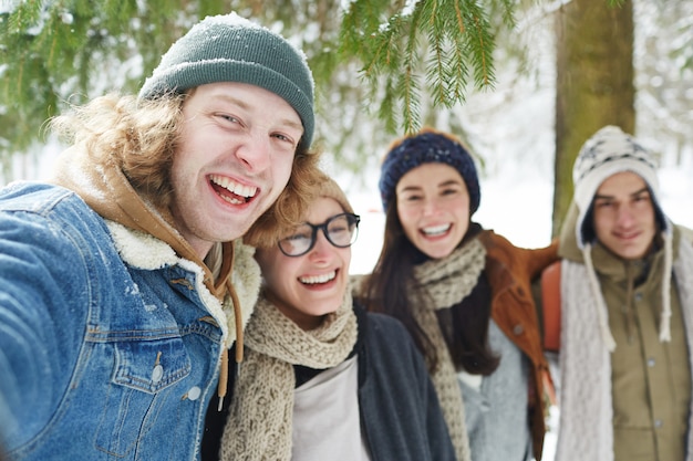 Kostenloses Foto glückliche touristen im winterurlaub