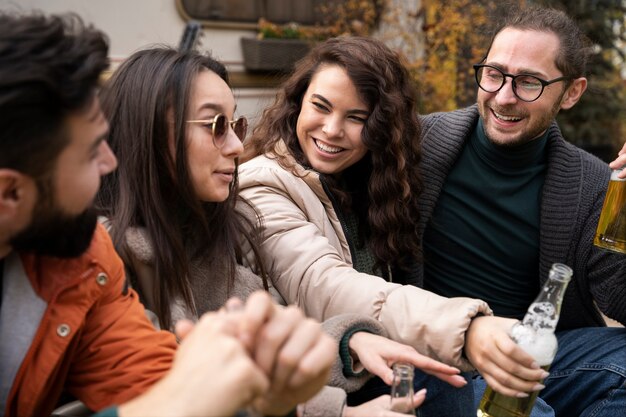 Glückliche und aufgeregte Freunde wieder vereint