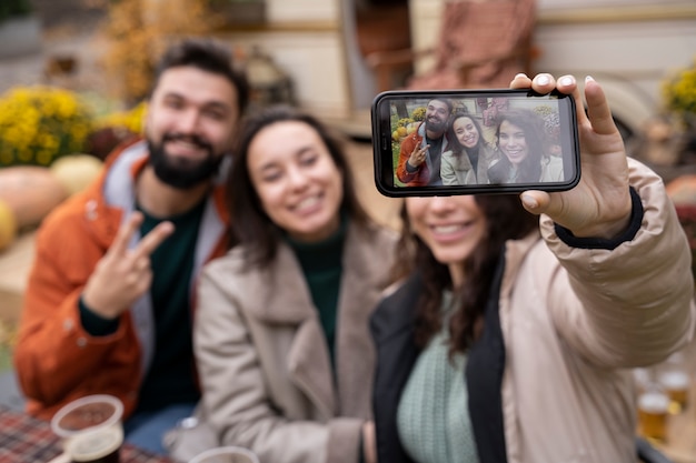 Kostenloses Foto glückliche und aufgeregte freunde wieder vereint