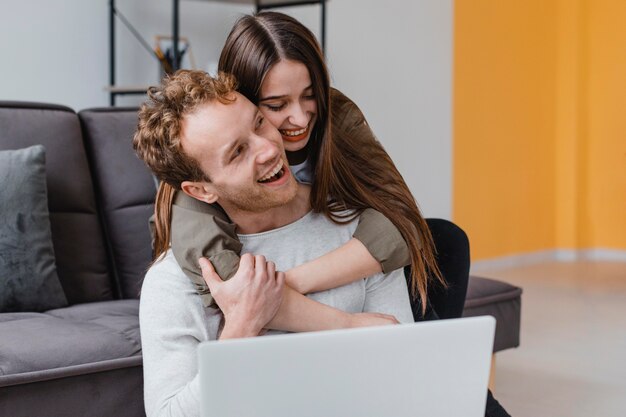 Glückliche und liebevolle Frau und Mann, die Pläne machen, das Haus zusammen zu renovieren