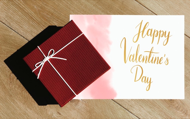 Glückliche Valentinskarte mit einer Geschenkbox