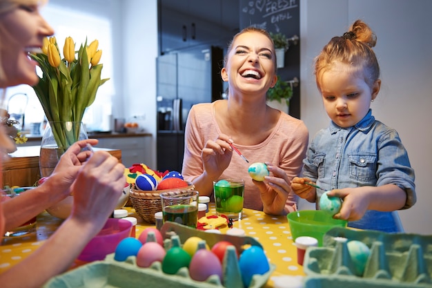 Glückliche Zeit während der Vorbereitung auf die Osterzeit