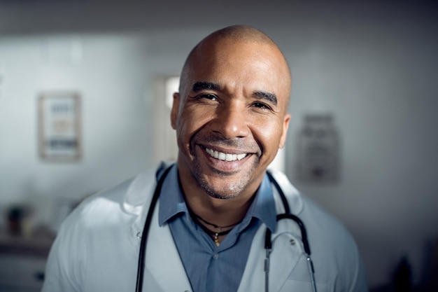 Glücklicher afroamerikanischer Gesundheitsexperte, der in die Kamera schaut