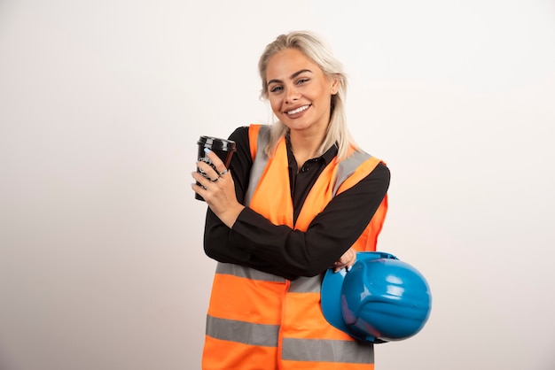 Glücklicher bauarbeiter, der pause mit tasse tee hat. hochwertiges foto