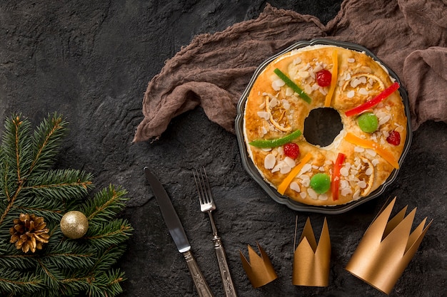 Kostenloses Foto glücklicher dreikönigstag leckerer kuchen auf stoff draufsicht