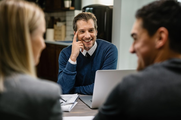 Teilzeitbeschäftigte bei Kundengesprächen – professioneller Kundenservice