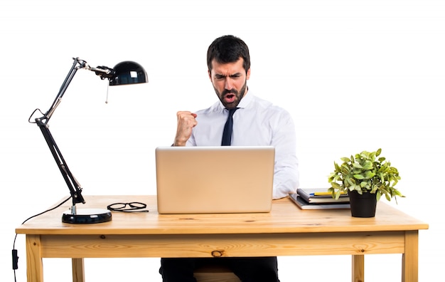 Glücklicher Geschäftsmann in seinem Büro