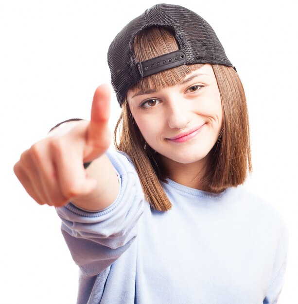Glücklicher Jugendlicher trägt eine Kappe und eine Handgeste zeigt