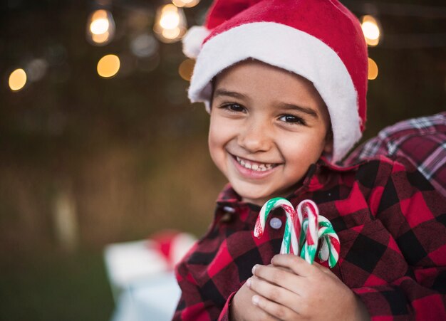 Glücklicher Junge, der Weihnachten feiert