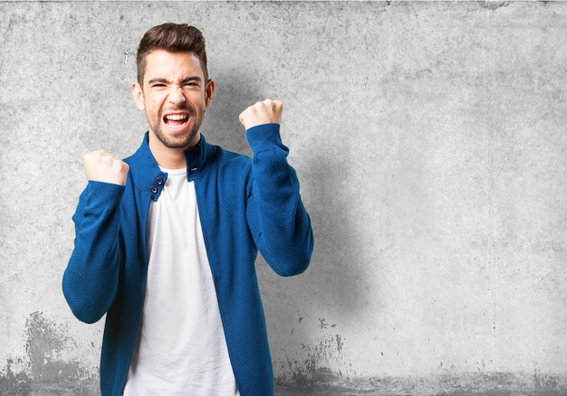 Glücklicher Junge in einer blauen Jacke