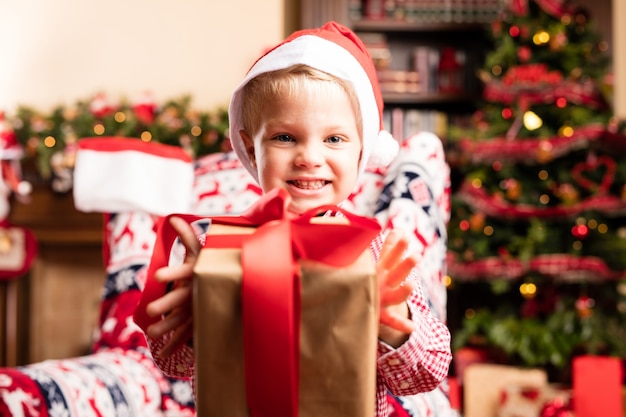 Glücklicher Junge mit Geschenken