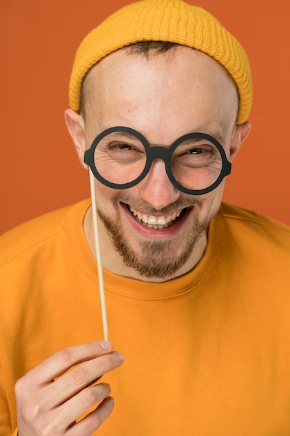 Kostenloses Foto glücklicher junger mann, der drinnen lacht