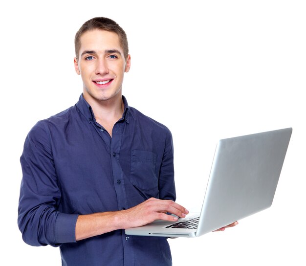 Glücklicher junger Mann mit Laptop lokalisiert auf Weiß