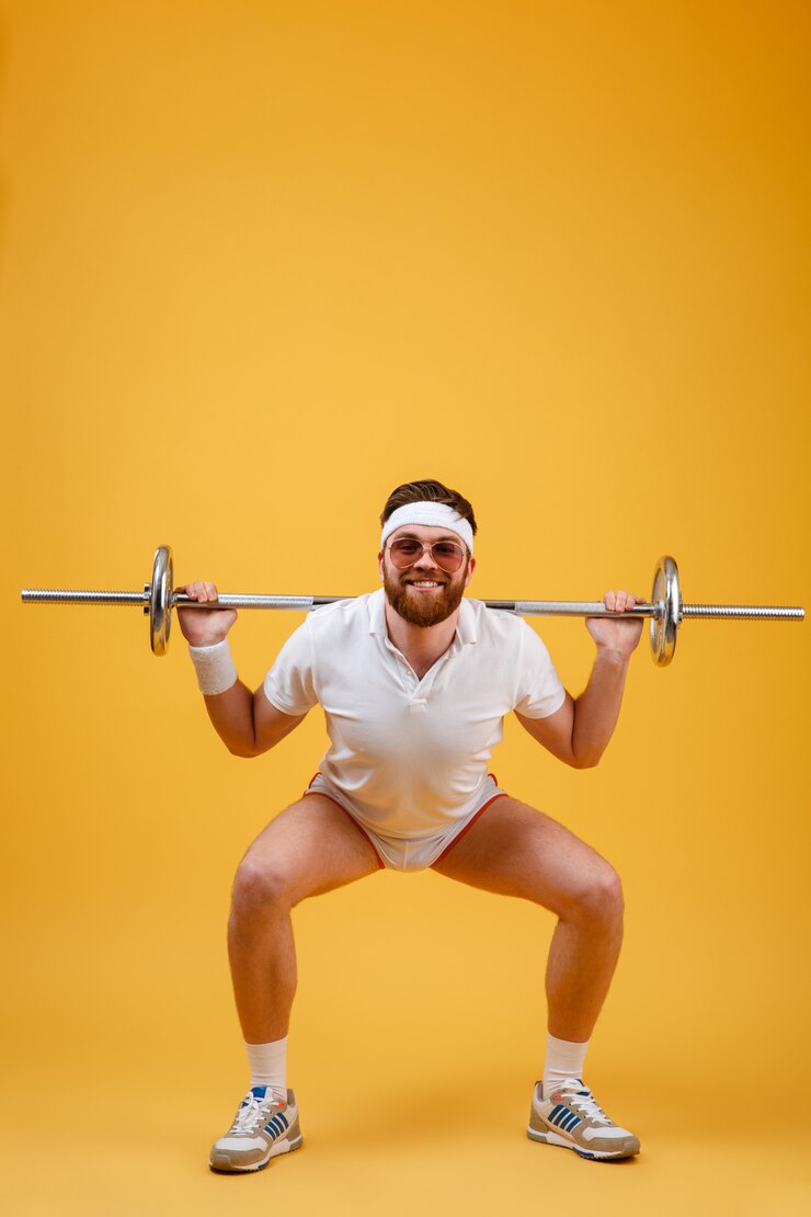 Kostenlose Foto glücklicher junger sportler machen sportübungen mit langhantel