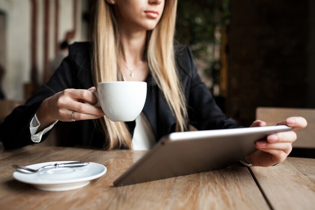 Glücklicher Kaffee Lebensstil Frau Computer