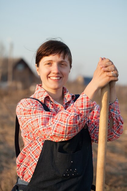 Kostenloses Foto glücklicher landwirt im ländlichen