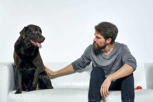 Erwachsener kahler mann mit huskywelpen, der auf boden schläft