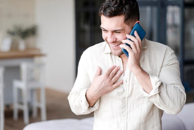 Glücklicher Mann, der am Telefon spricht