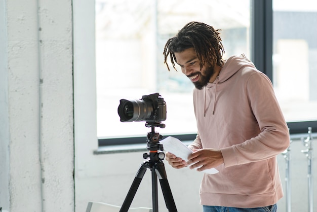 Glücklicher Mann, der Fotos macht