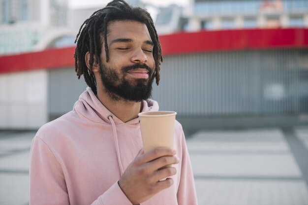 Glücklicher Mann, der Kaffeetasse hält