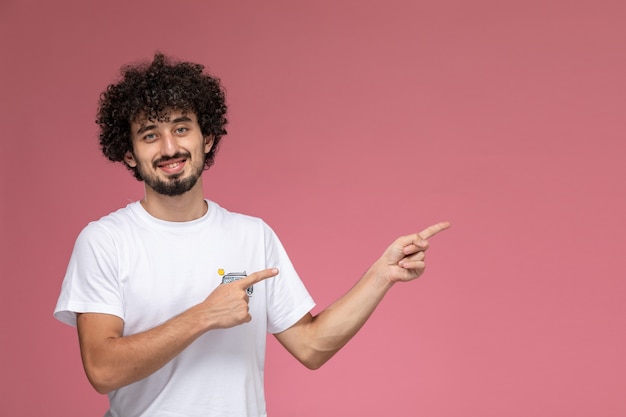 glücklicher Mann, der mit beiden Händen nach links zeigt