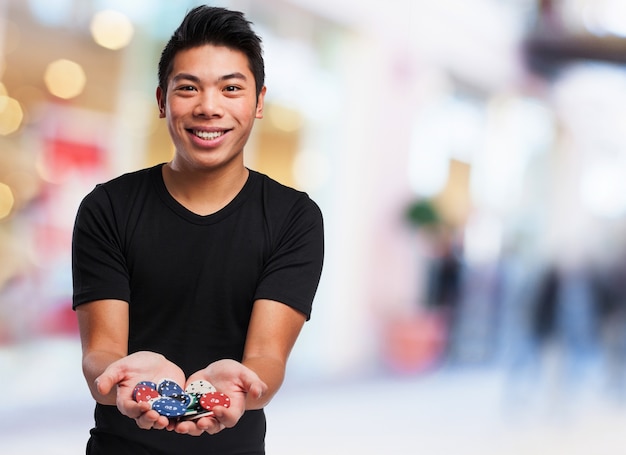 Glücklicher Mann mit Casino-Chips