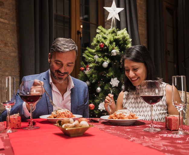 Glücklicher Mann und Frau, die Weihnachten feiert