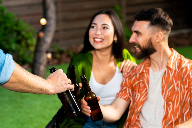 Glücklicher Mann und Frau mit Bier