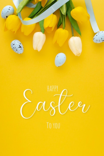Kostenloses Foto glücklicher osterhintergrund mit eiern und tulpen und beschriftung