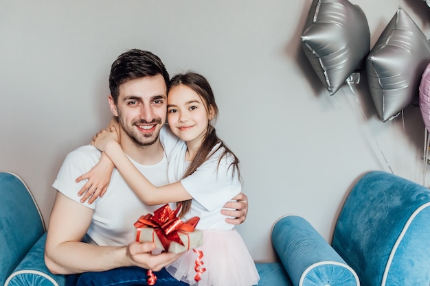 Glücklicher Papa hält ihre Tochter