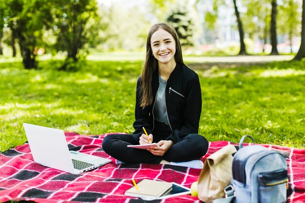 Glücklicher Schüler, der die Lektion lernt