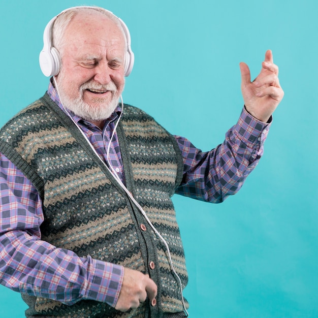 Kostenloses Foto glücklicher senior, der die musik lebt