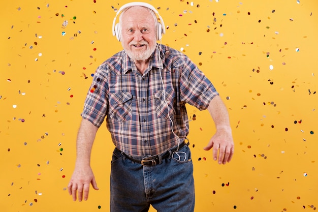 Glücklicher Senior, der Musikparty zu Hause hat