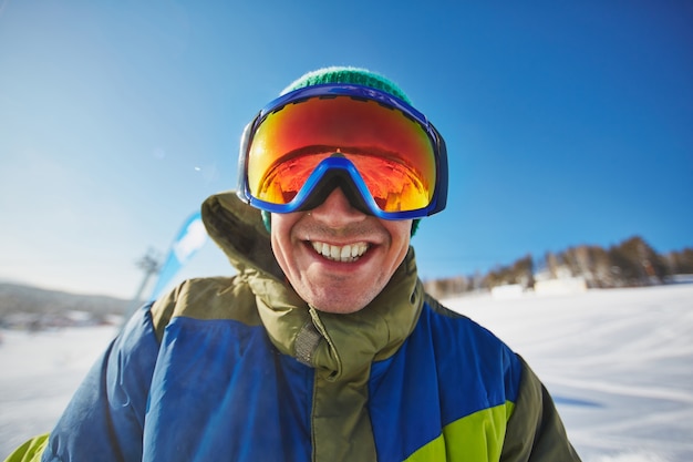 Kostenloses Foto glücklicher snowboarder einen tag im schnee zu genießen