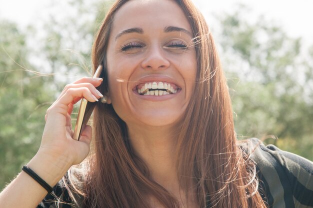 Glücklicher sorgloser Kunde, der am Telefon spricht