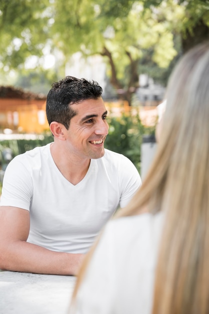 Glücklicher Vater im Freien