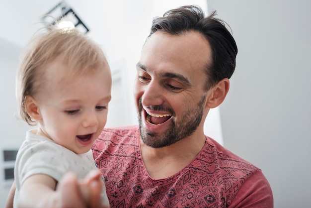 Kostenloses Foto glücklicher vater mit seinem sohn