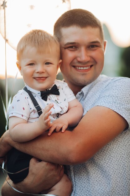 Glücklicher Vater und Sohn mit Luftballons.