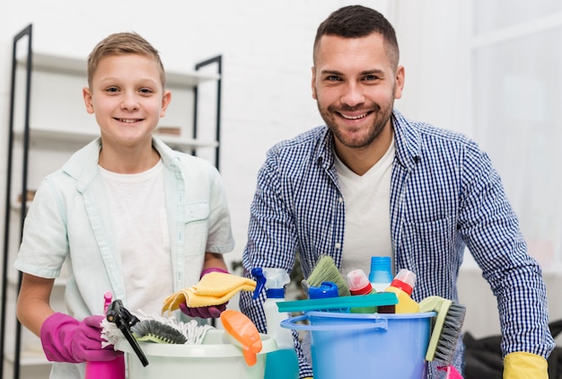 Kostenloses Foto glücklicher vater und sohn posieren beim putzen