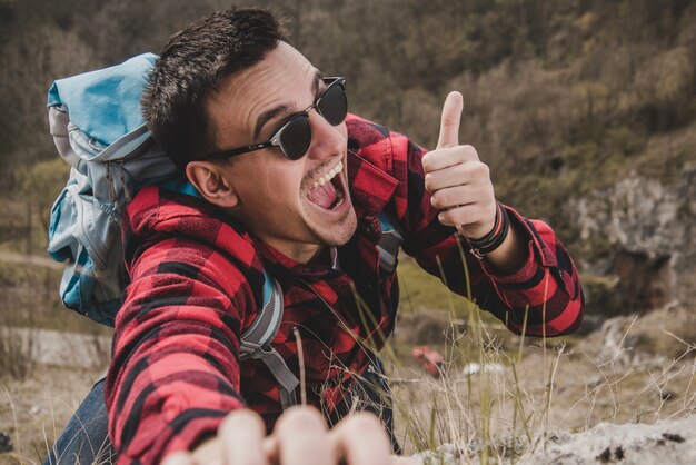 Glücklicher Wanderer mit positiver Geste